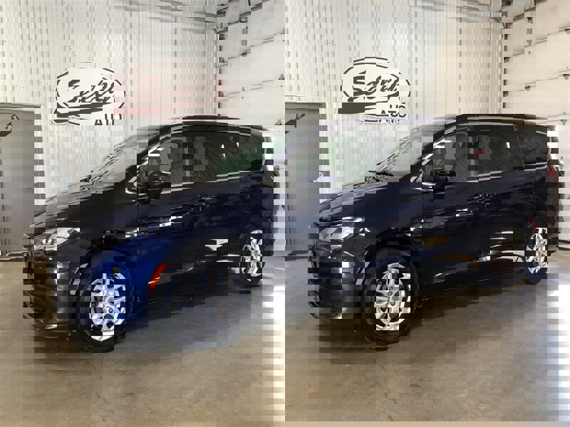 Used 2020 Chrysler Voyager LX image 1