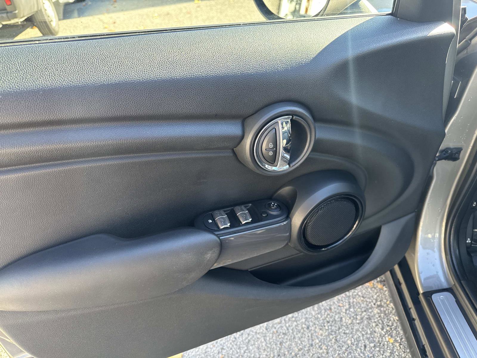 Used 2017 MINI Cooper 4-Door Hardtop image 16