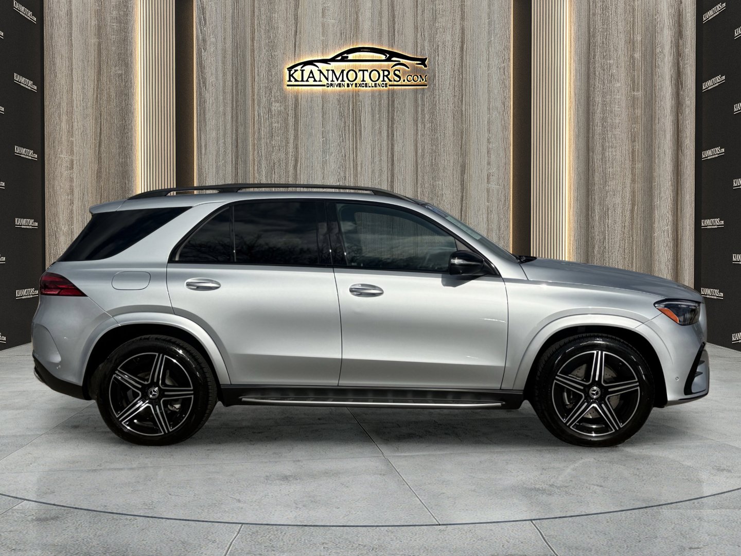 Used 2025 Mercedes-Benz GLE 450e 4MATIC w/ AMG Line Exterior image 8