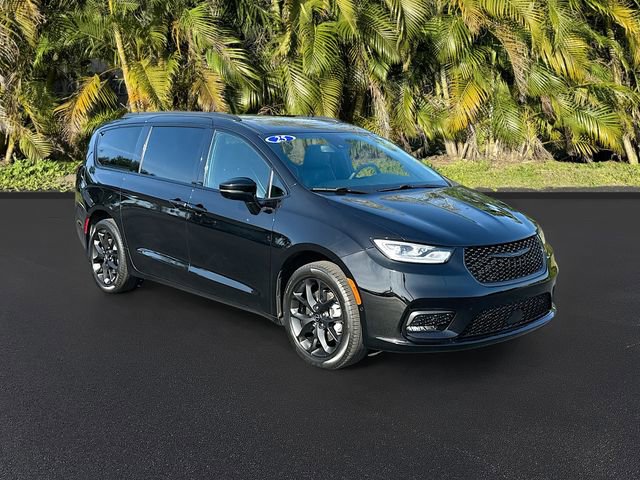 Used 2025 Chrysler Pacifica Limited w/ Uconnect Theater Family Group AWD/4WD image 2