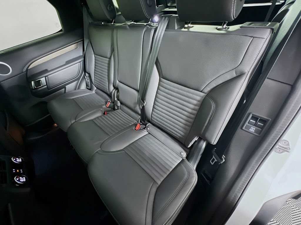 Certified 2025 Land Rover Discovery Metropolitan Edition AWD/4WD image 26
