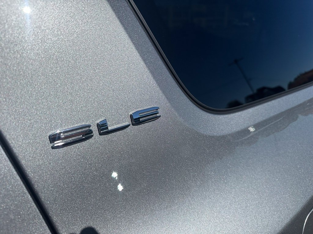 Used 2023 GMC Acadia SLE w/ Driver Convenience Package FWD image 7