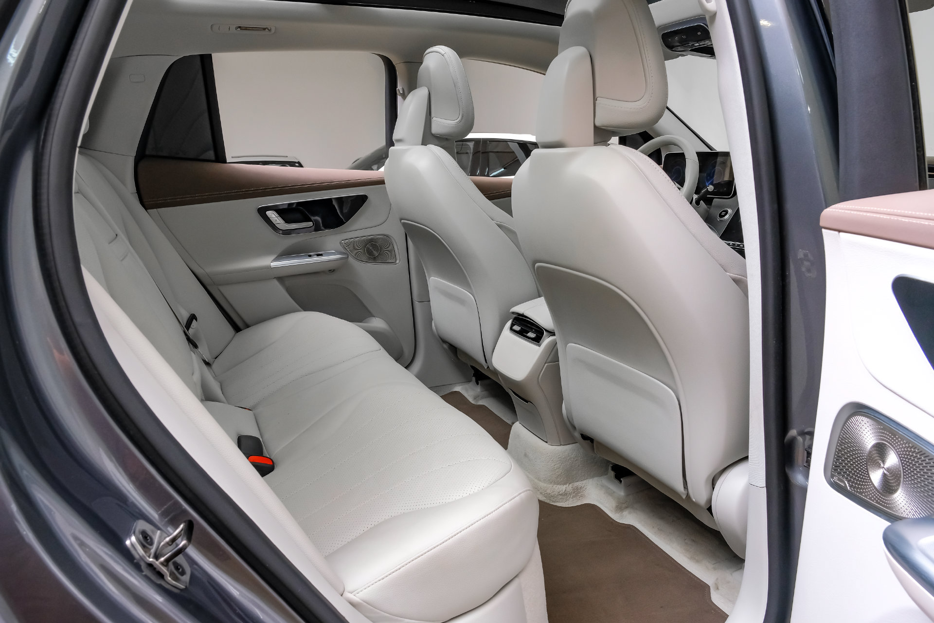 Used 2023 Mercedes-Benz EQE 350+ SUV w/ AMG Line Exterior Package image 32