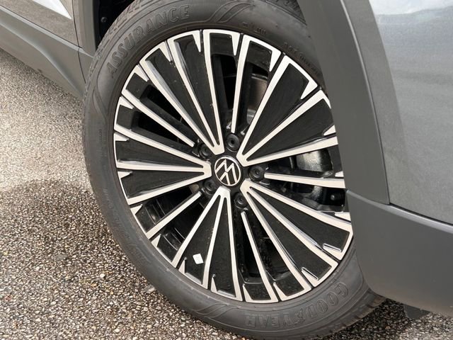 New 2026 Volkswagen Taos SE image 2