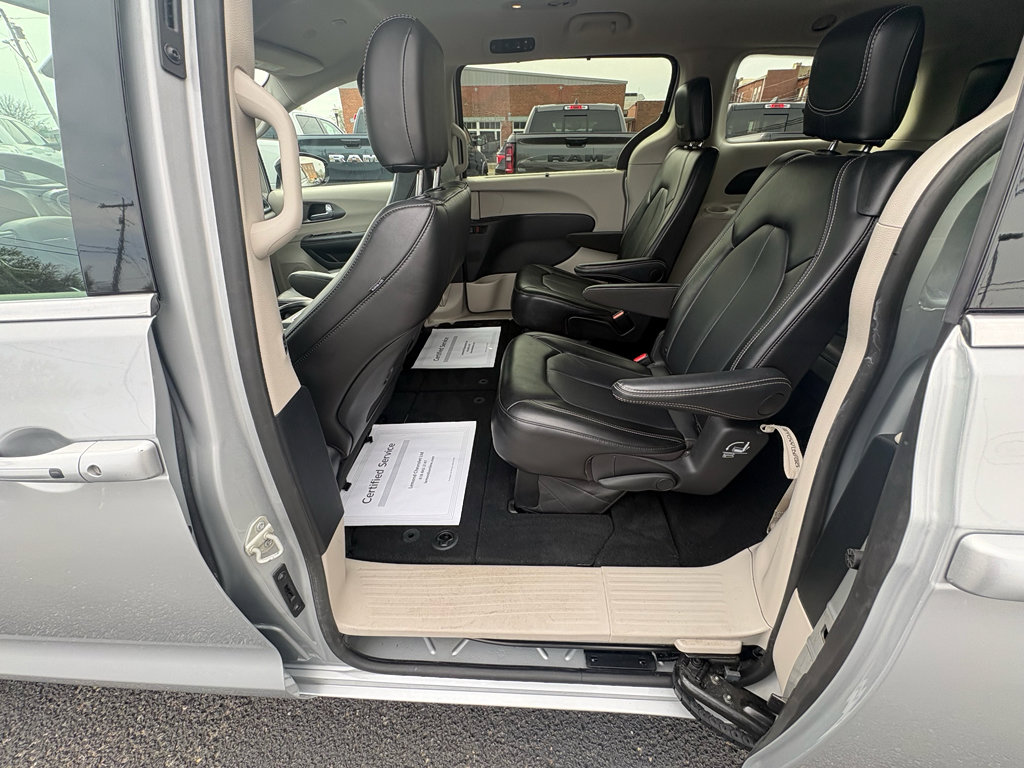 Used 2024 Chrysler Pacifica Touring-L image 19