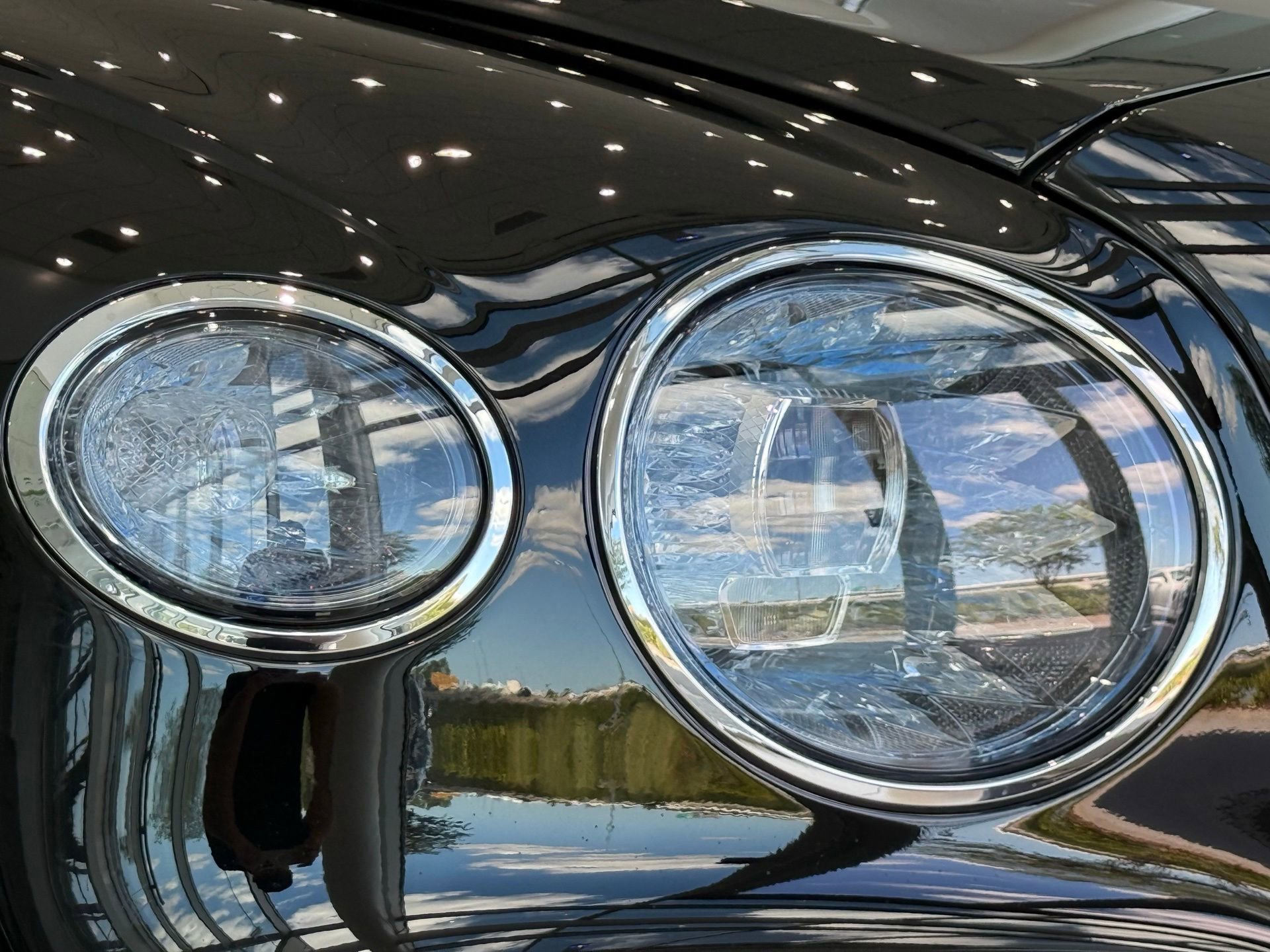 New 2026 Bentley Flying Spur Azure image 9