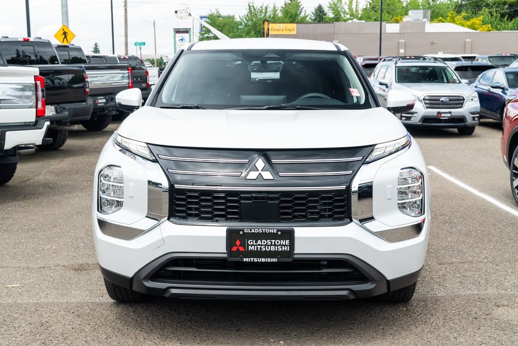 Used 2025 Mitsubishi Outlander ES AWD/4WD image 2