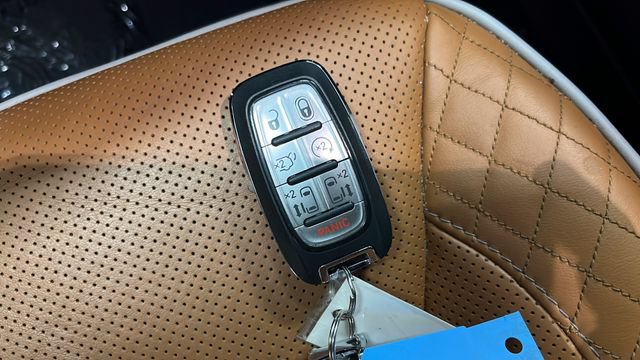 Used 2023 Chrysler Pacifica Pinnacle FWD image 9
