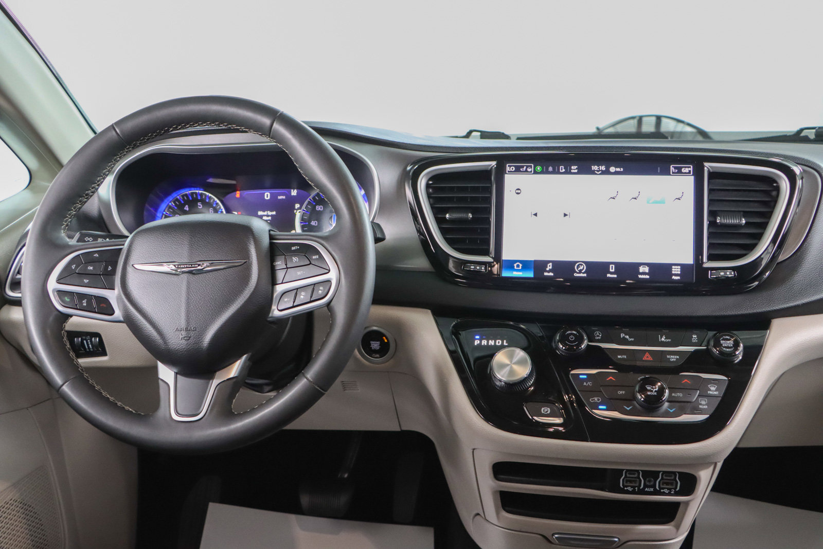 Used 2023 Chrysler Pacifica Touring-L FWD image 17
