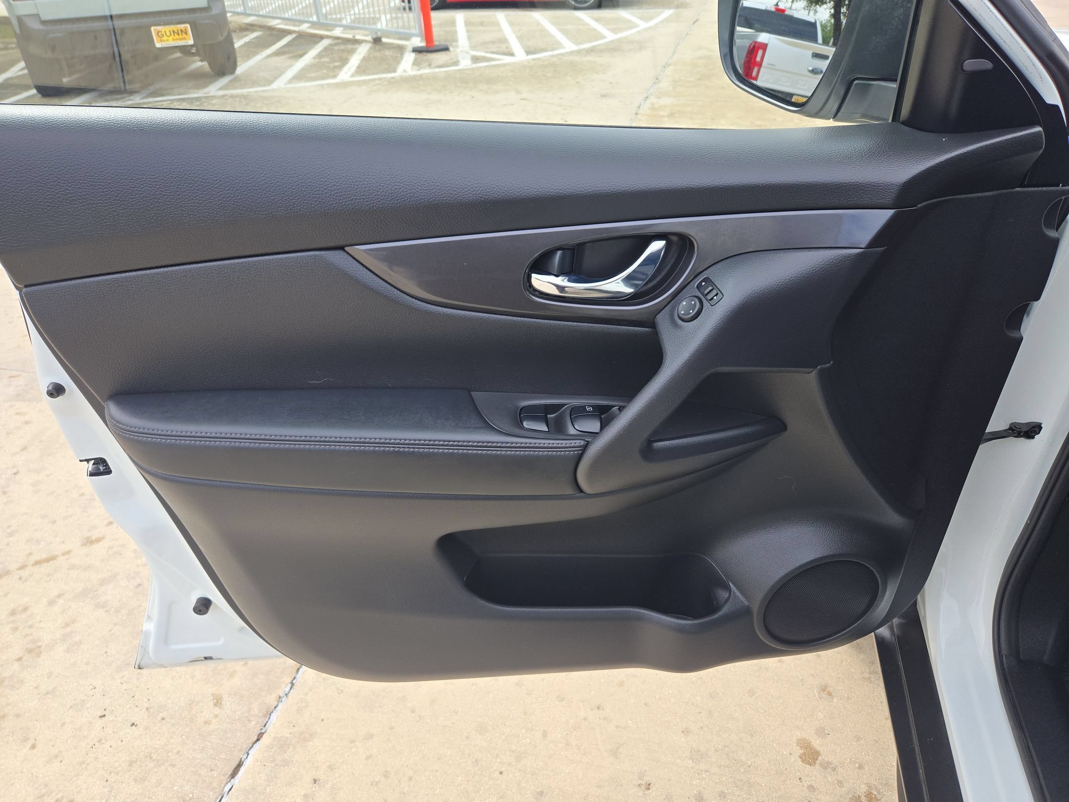 Used 2020 Nissan Rogue SV FWD image 11