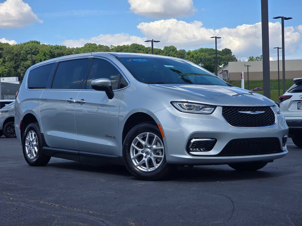 Used 2023 Chrysler Pacifica Touring-L FWD image 2