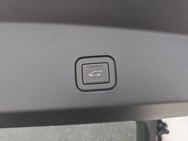New 2026 Cadillac Lyriq Luxury w/ LPO, Floor Liner Package AWD/4WD image 33