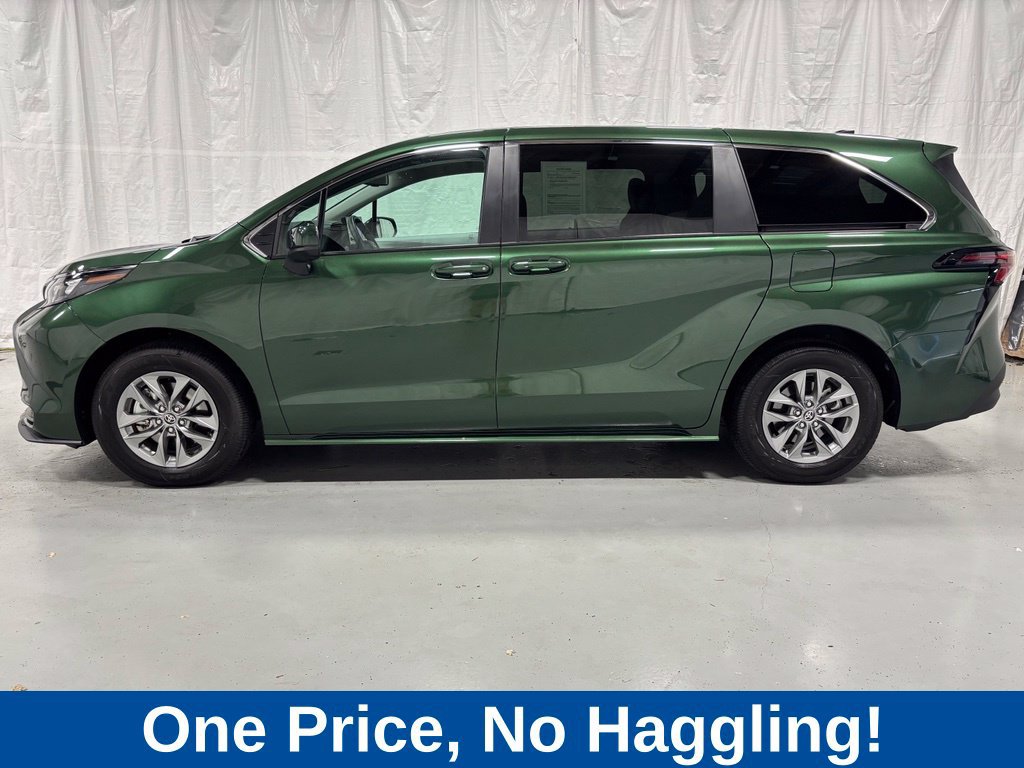 Used 2026 Toyota Sienna LE FWD image 4