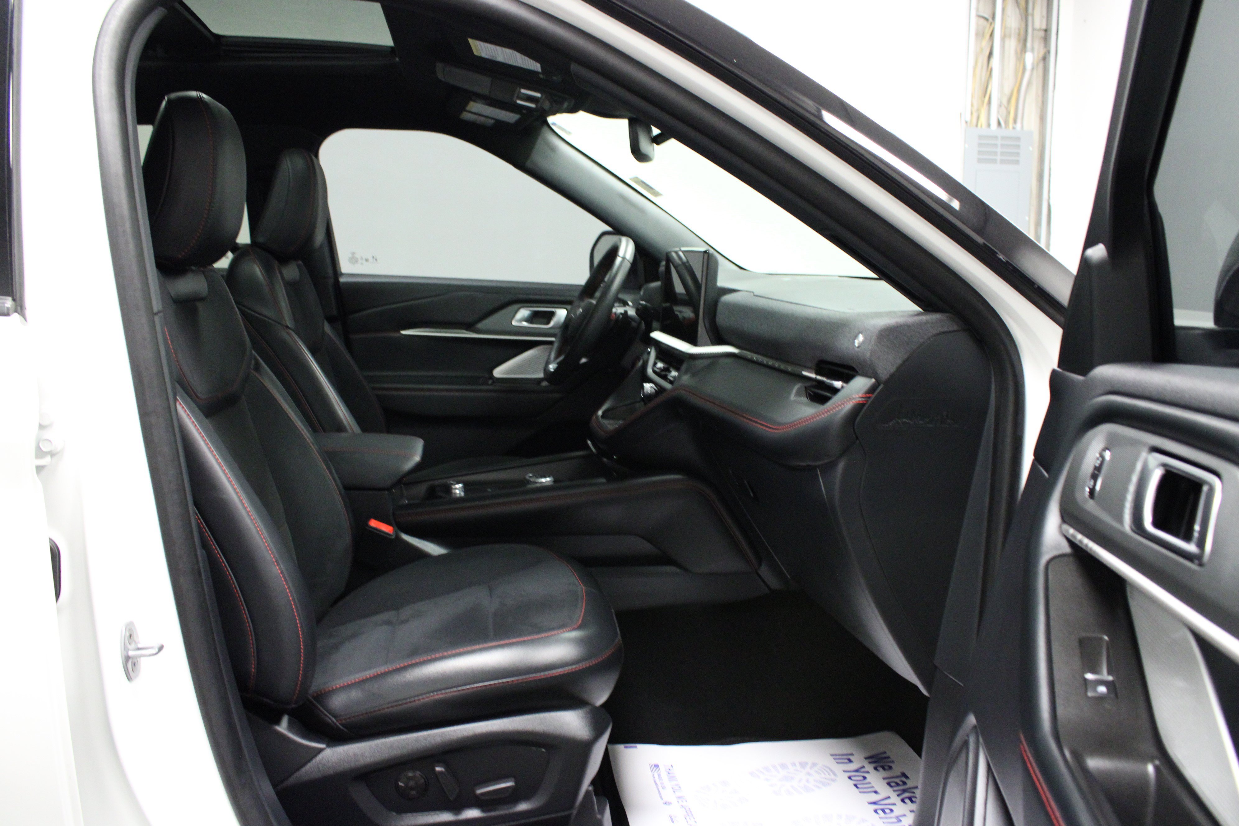 Used 2025 Ford Explorer ST AWD/4WD image 17
