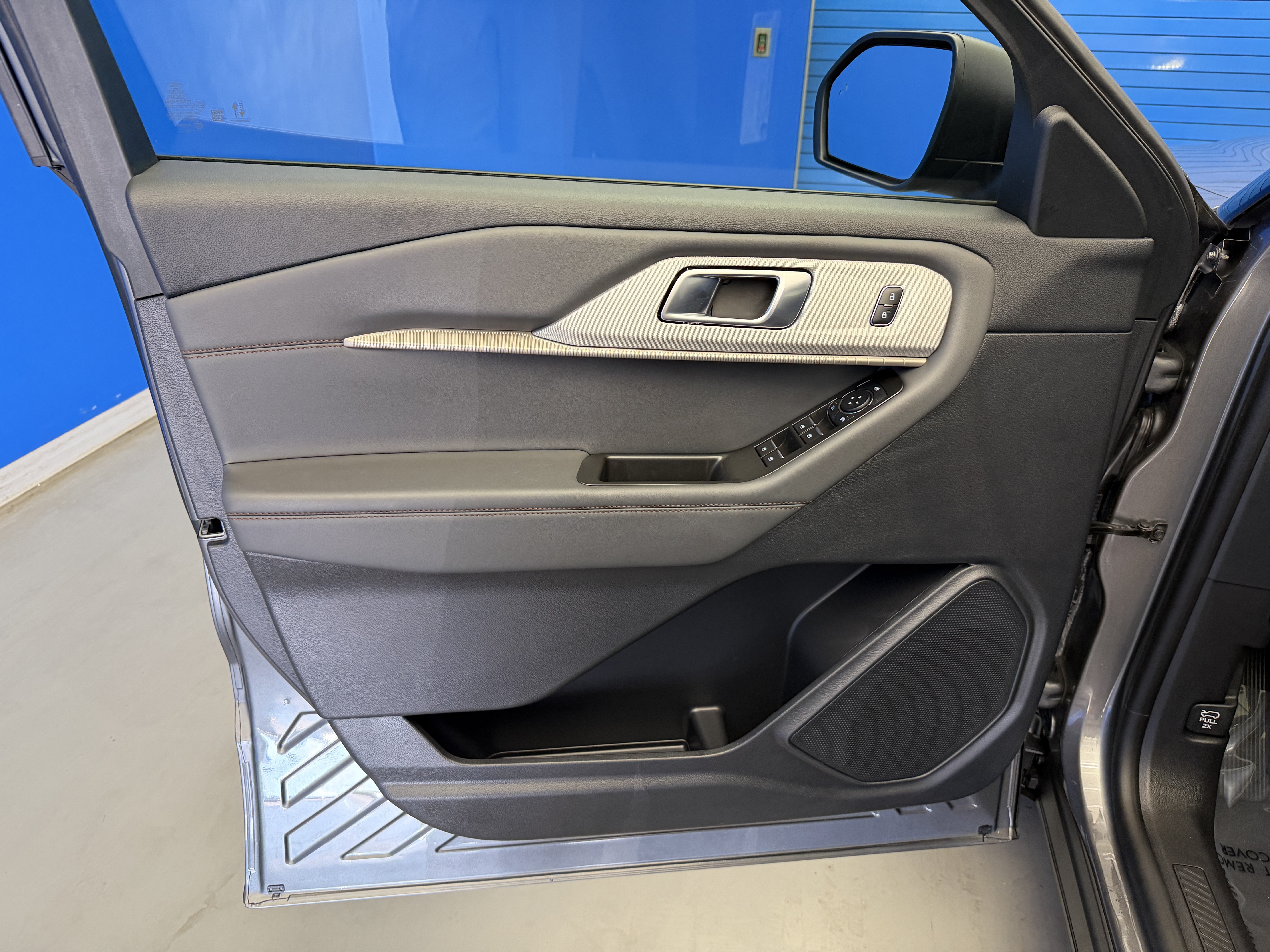 Used 2025 Ford Explorer Active w/ Active Comfort Package AWD/4WD image 9