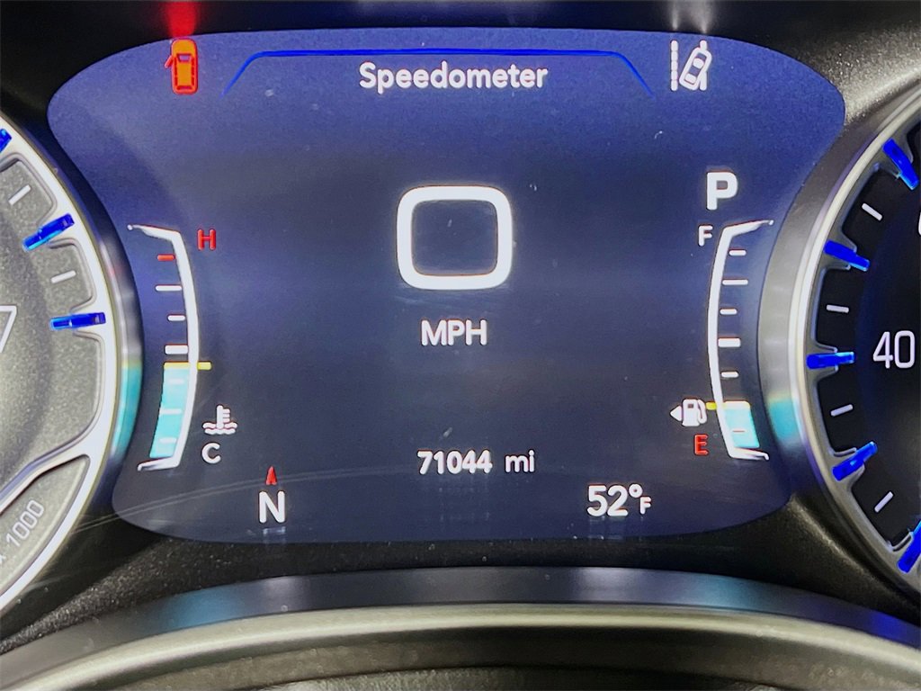 Used 2023 Chrysler Pacifica Touring-L image 12