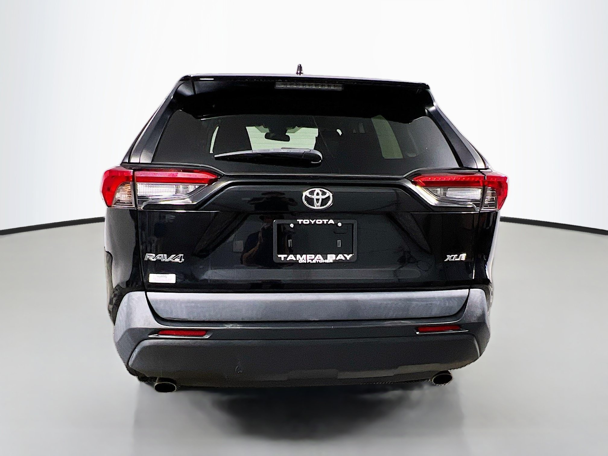 Used 2021 Toyota RAV4 XLE w/ Convenience Package FWD image 6