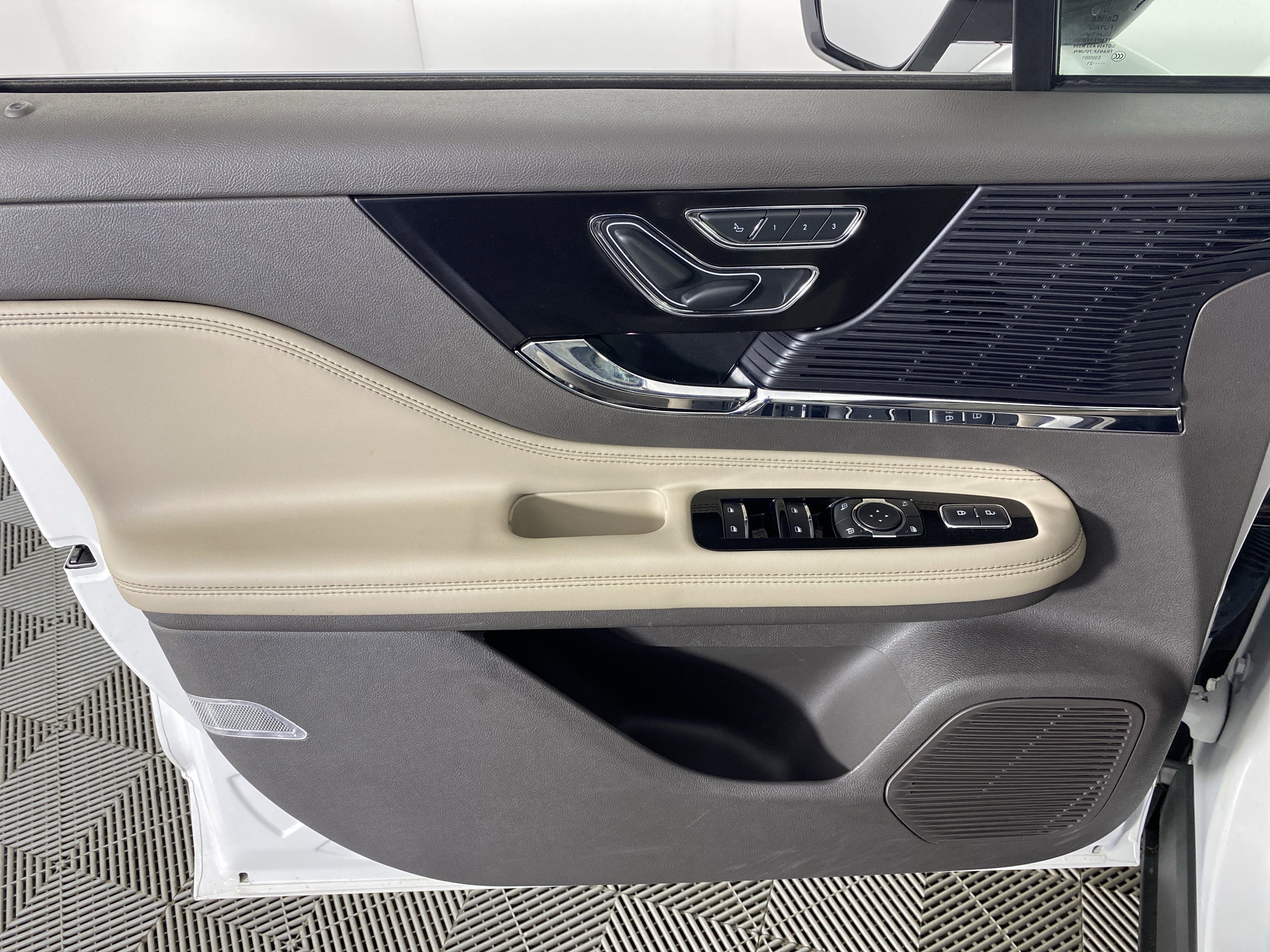 Used 2021 Lincoln Corsair AWD w/ Equipment Group 101A image 14