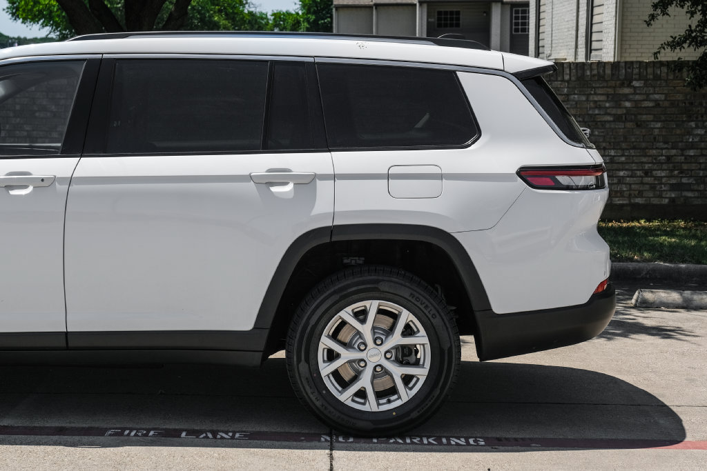 Used 2023 Jeep Grand Cherokee L Limited AWD/4WD image 23