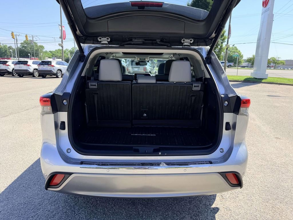Used 2021 Toyota Highlander Platinum AWD/4WD image 16