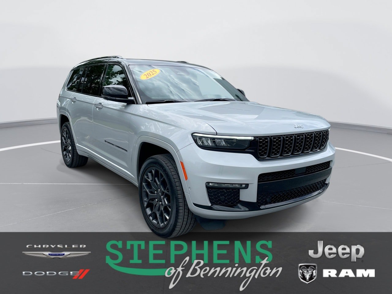 Used 2025 Jeep Grand Cherokee L Summit AWD/4WD image 1
