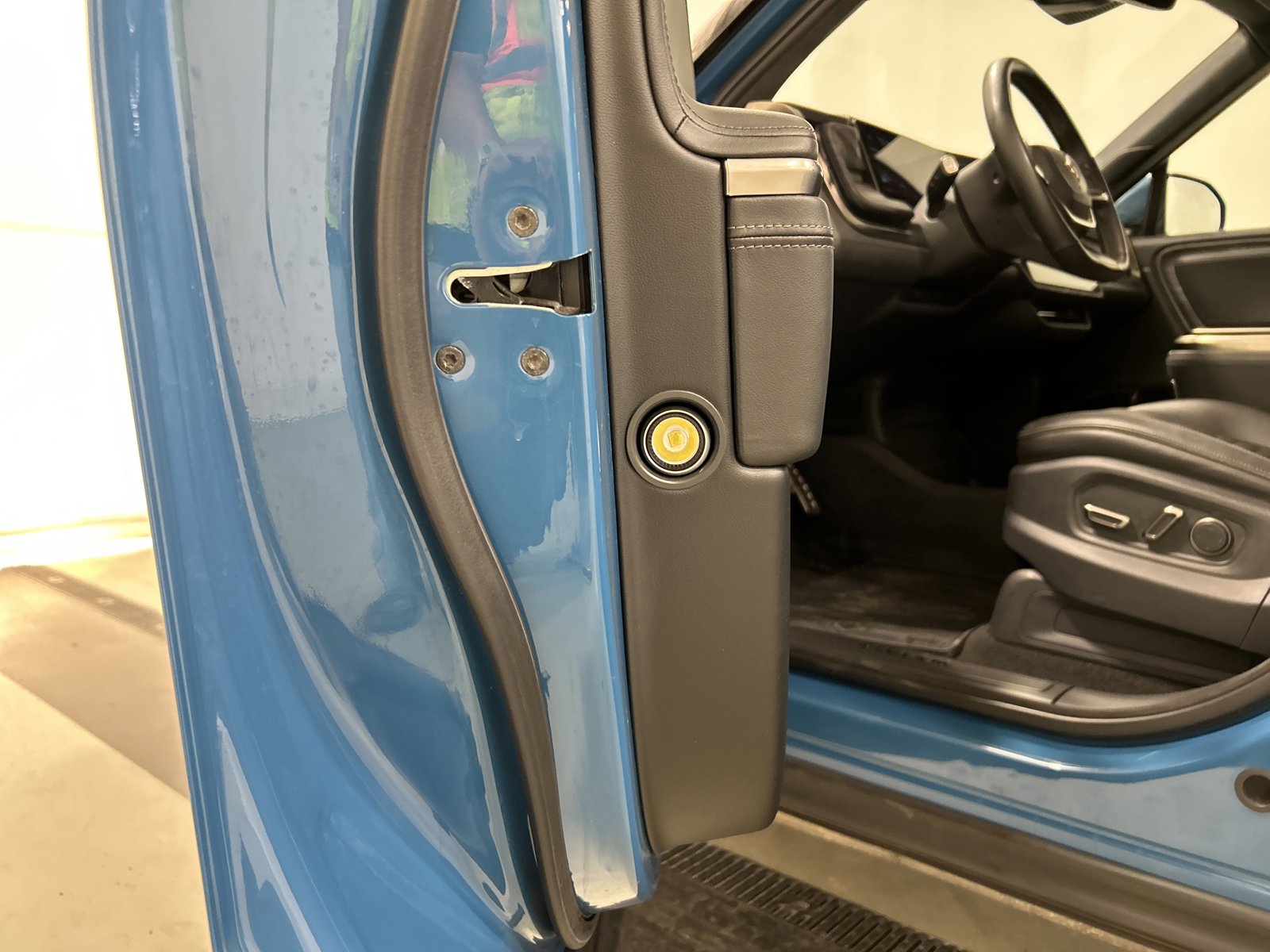 Used 2022 Rivian R1T Adventure image 30