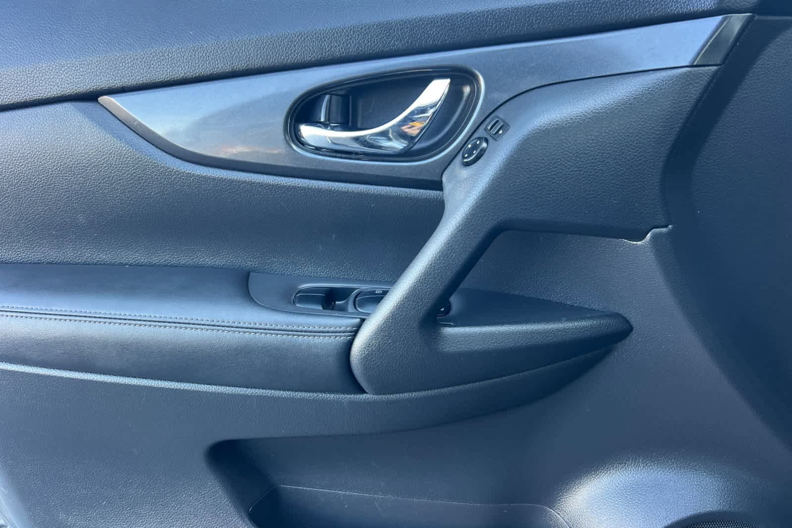 Used 2019 Nissan Rogue SV AWD/4WD image 12