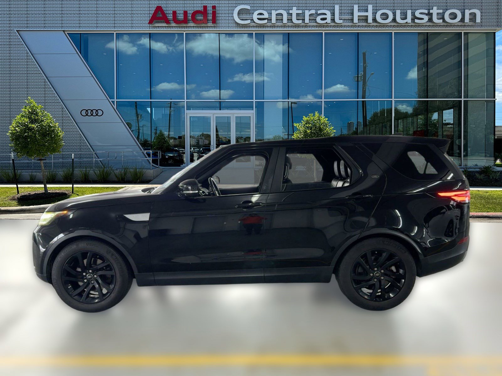 Used 2017 Land Rover Discovery HSE image 2