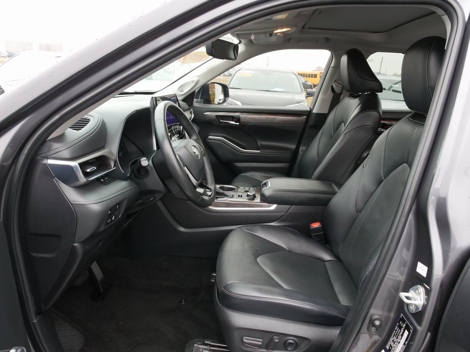 Used 2023 Toyota Highlander Limited image 19
