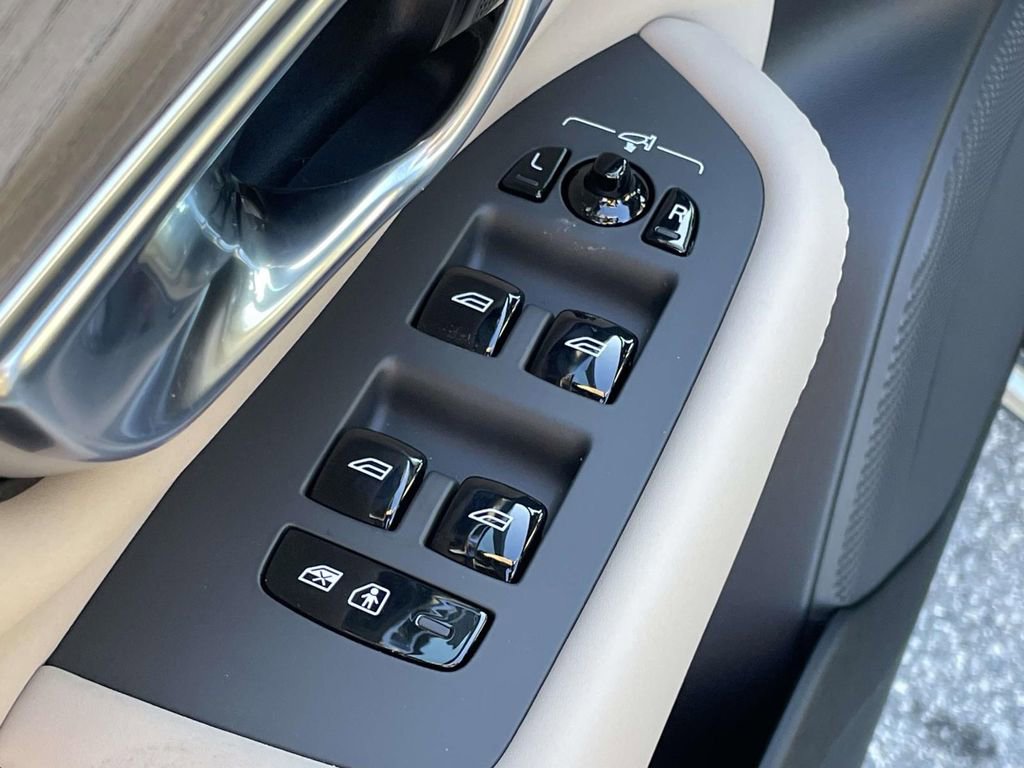 New 2026 Volvo XC90 T8 Plus w/ Protection Package Premier image 7