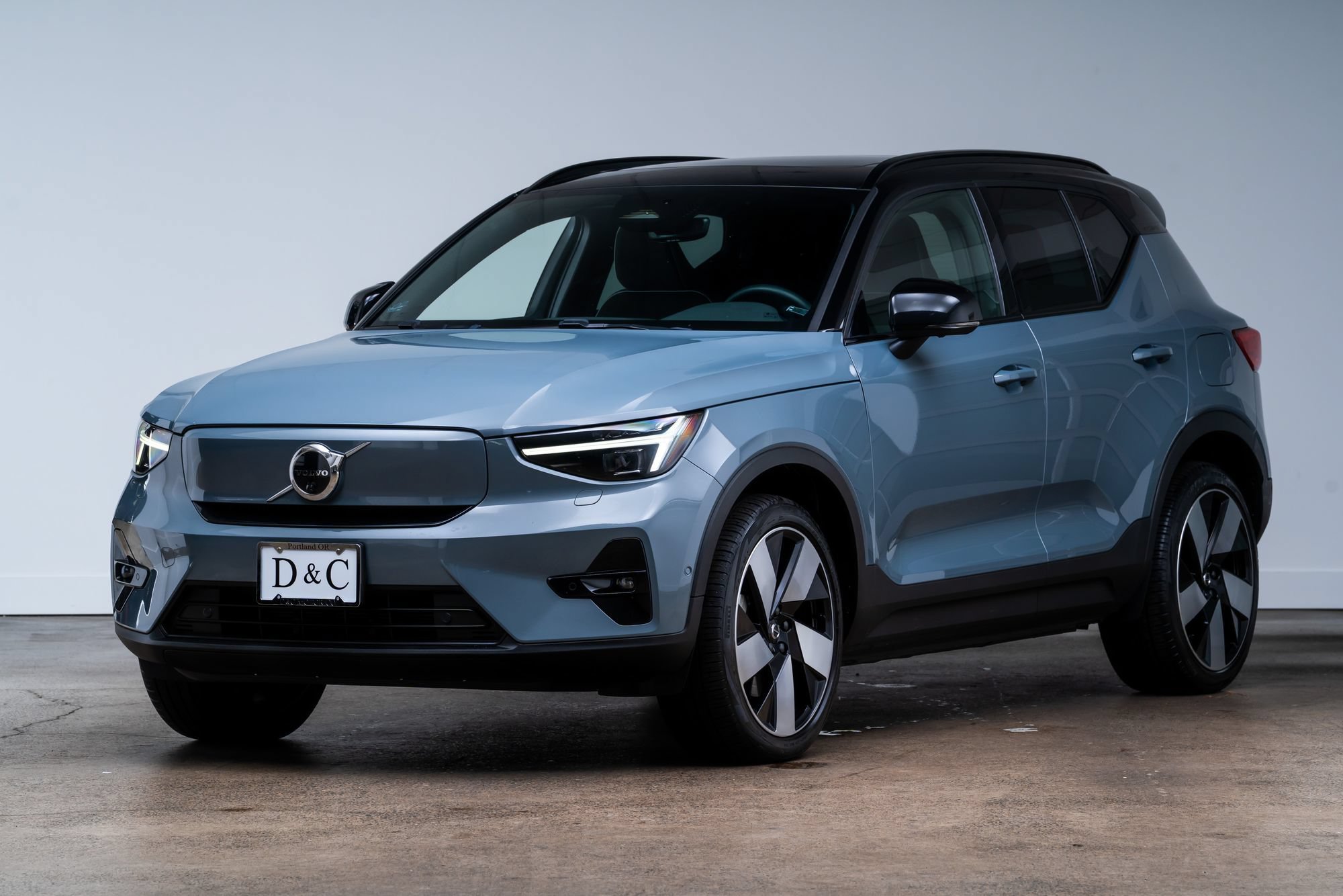 Used 2023 Volvo XC40 Recharge Ultimate w/ Protection Package Premier AWD/4WD image 3