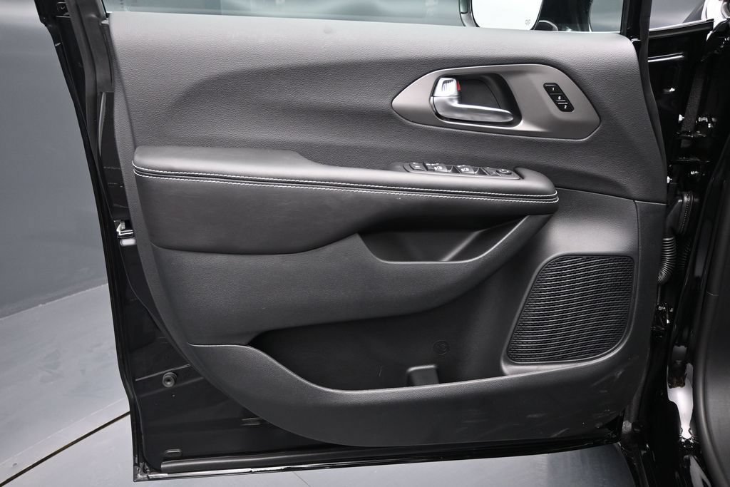 New 2027 Chrysler Pacifica Select FWD image 10