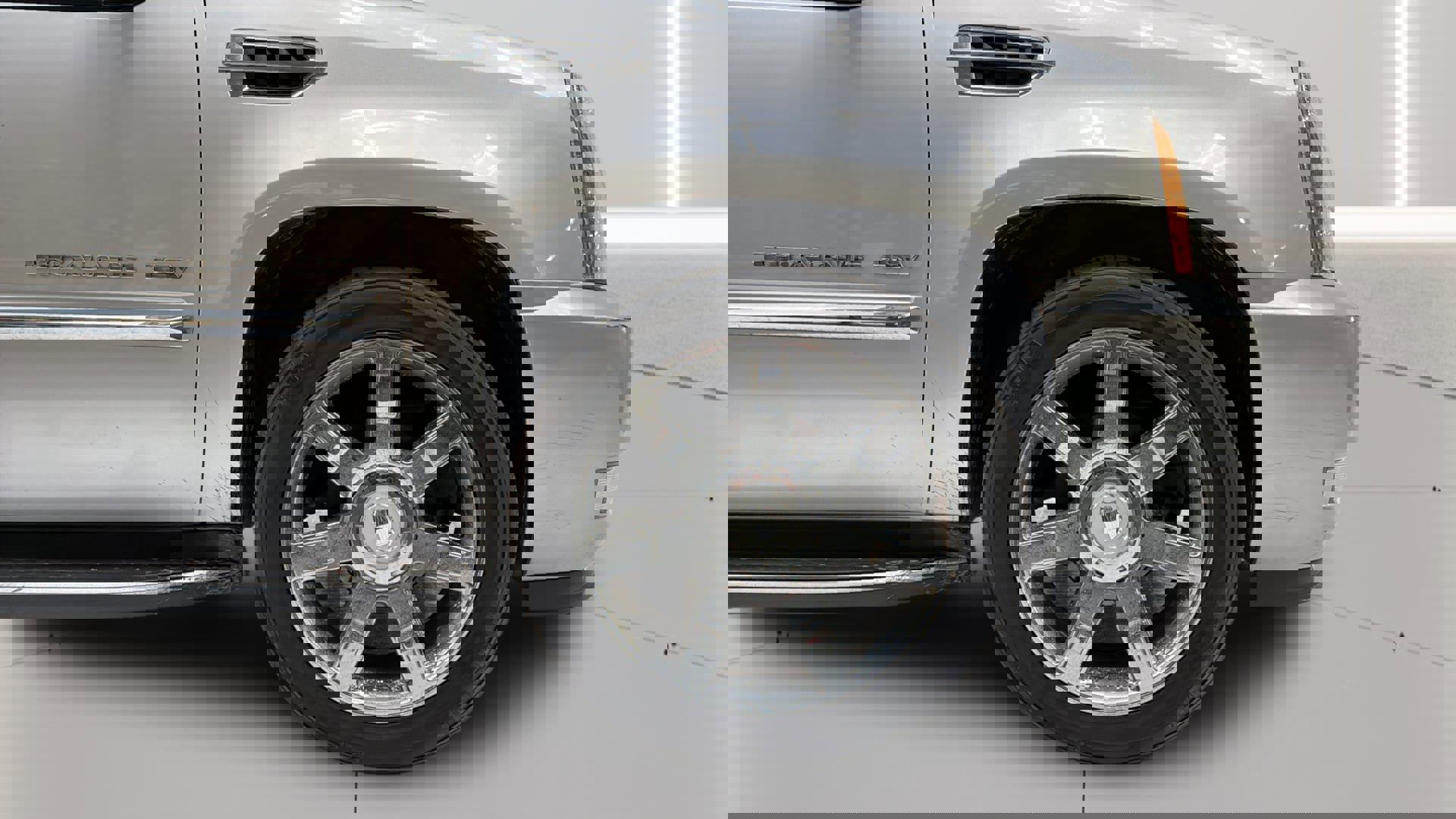 Used 2011 Cadillac Escalade ESV Luxury image 34