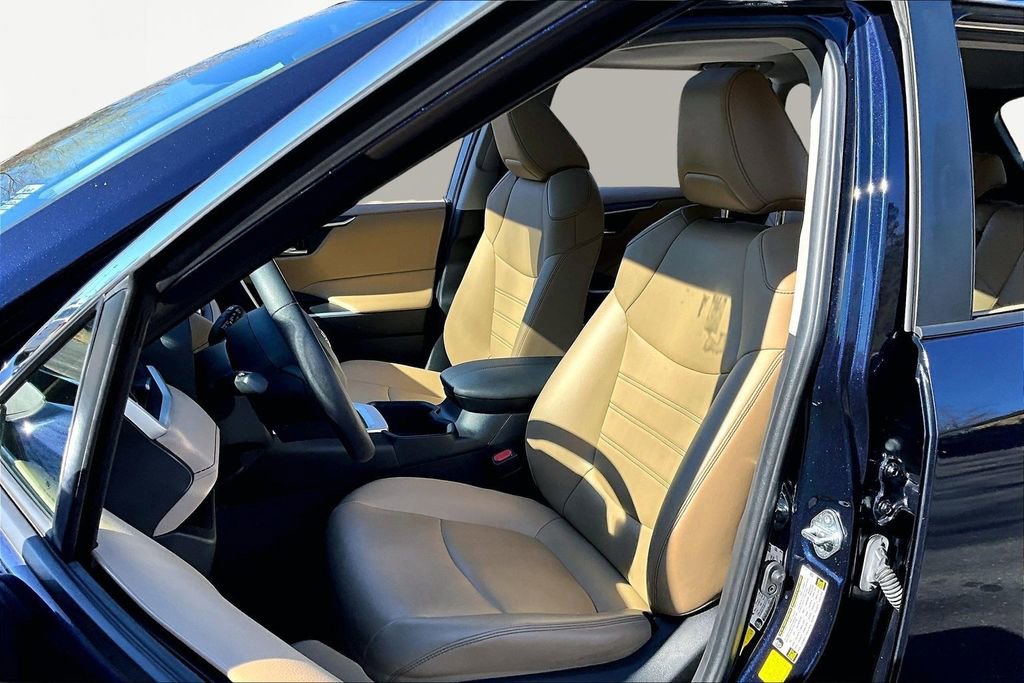 Used 2022 Toyota RAV4 XLE Premium image 17