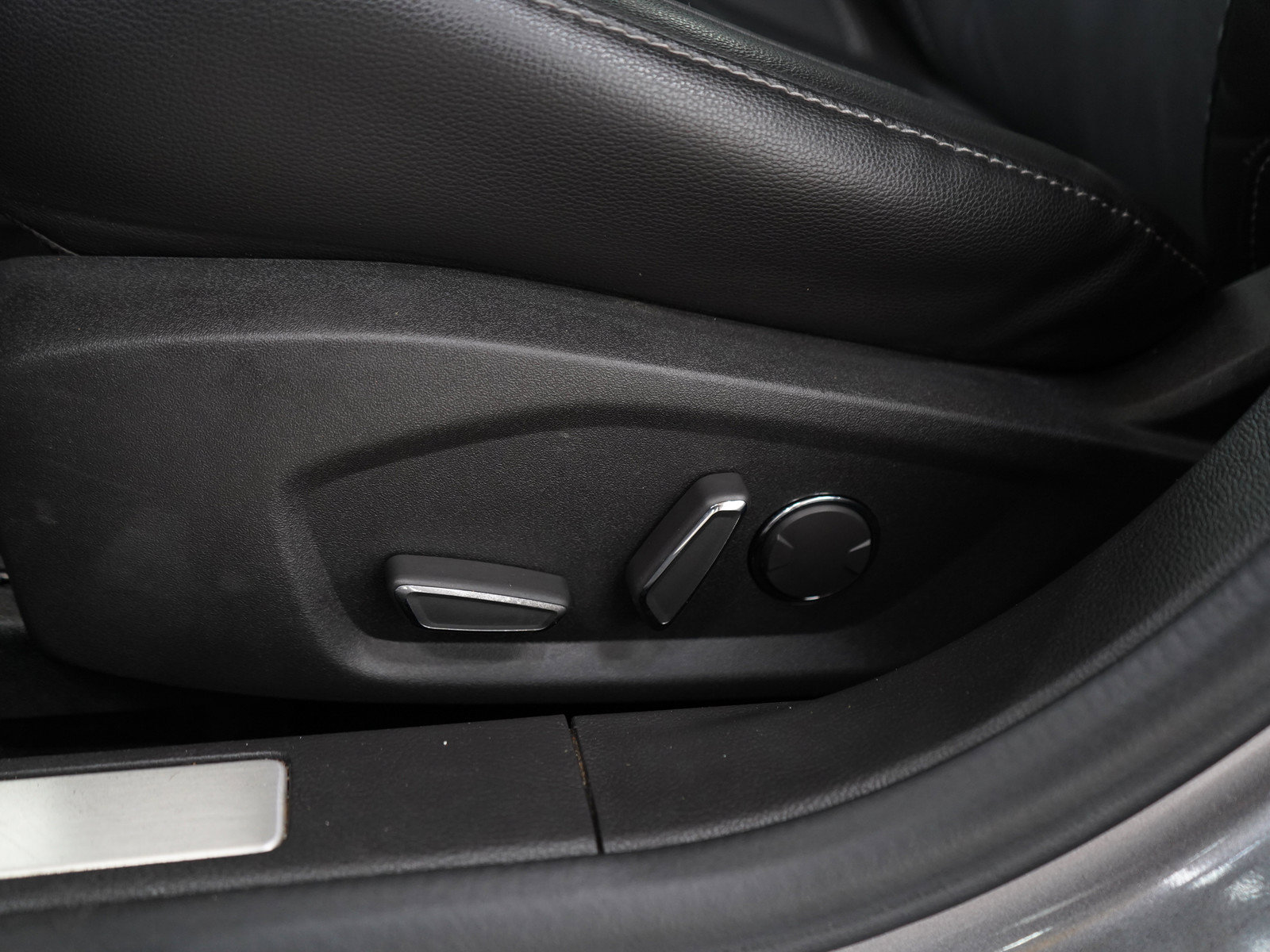 Used 2014 Ford Fusion Titanium FWD image 25