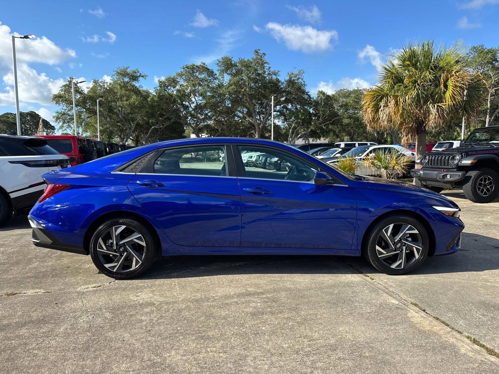 Used 2025 Hyundai Elantra SEL FWD image 2