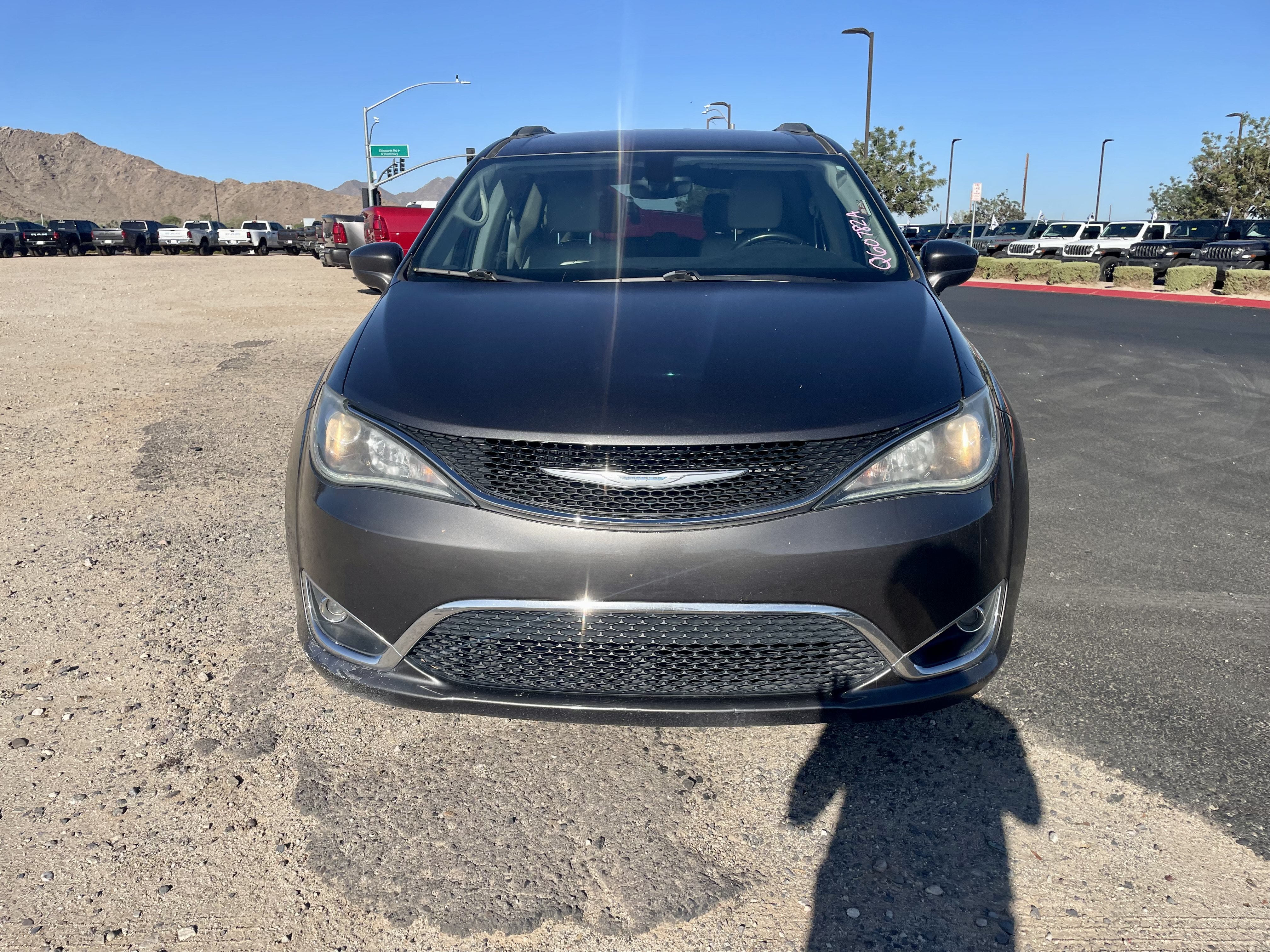 Used 2017 Chrysler Pacifica Touring-L FWD image 8