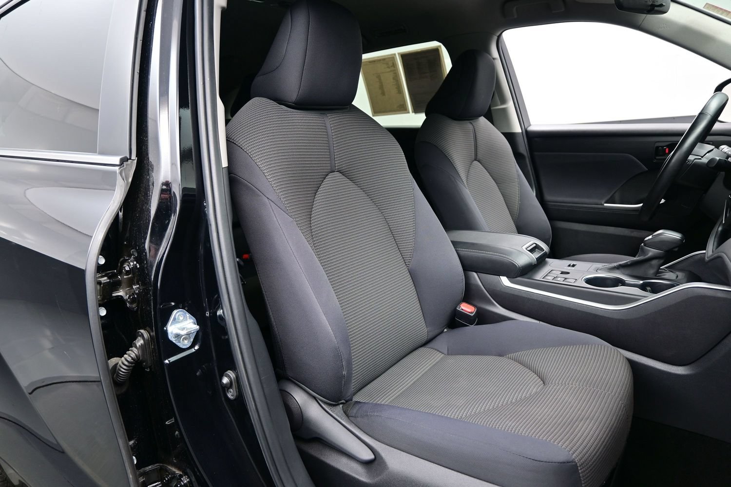 Used 2024 Toyota Highlander LE FWD image 14