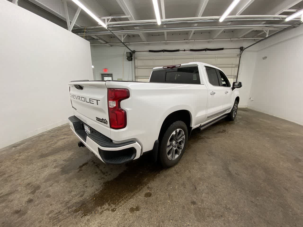 Used 2023 Chevrolet Silverado 1500 High Country w/ Technology Package AWD/4WD image 6