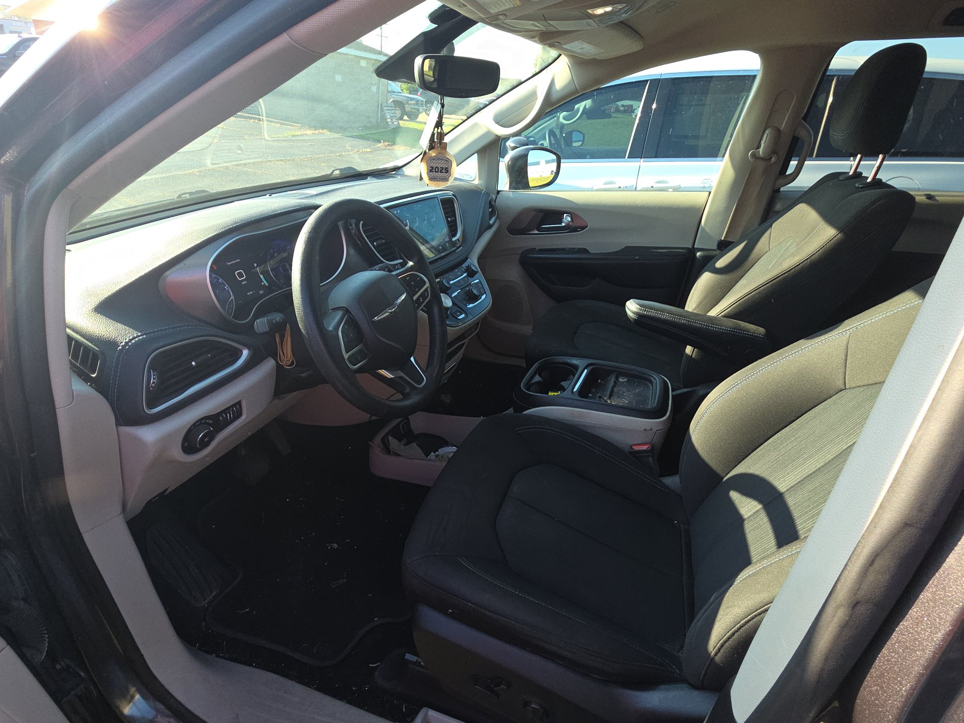 Used 2021 Chrysler Pacifica Touring FWD image 8