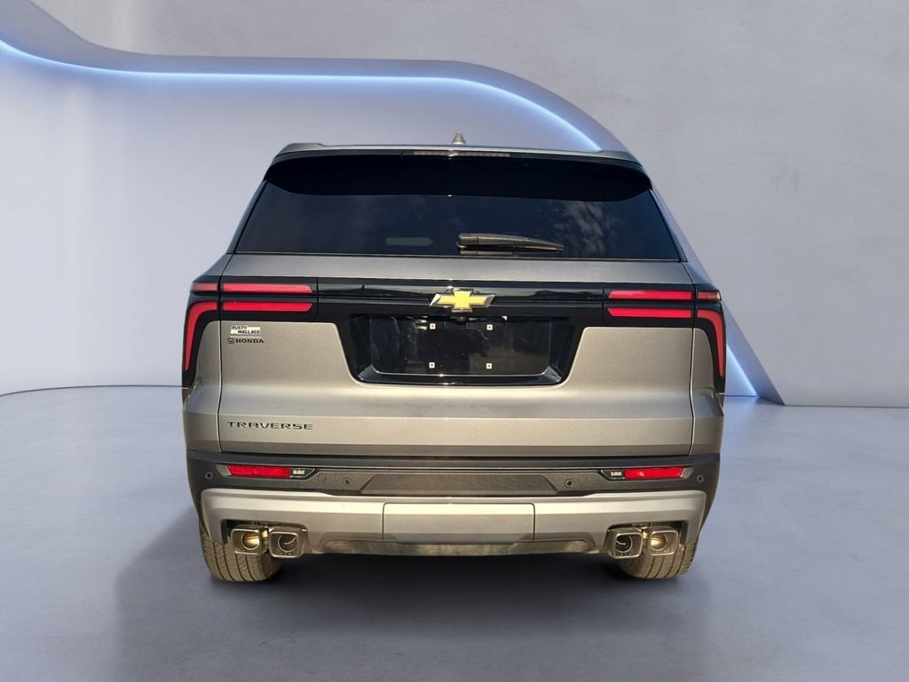 Used 2026 Chevrolet Traverse LT FWD image 4