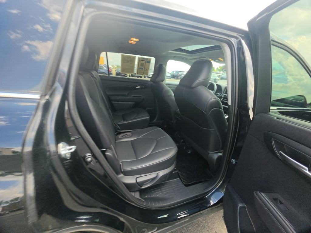 Used 2021 Toyota Highlander XLE AWD/4WD image 34