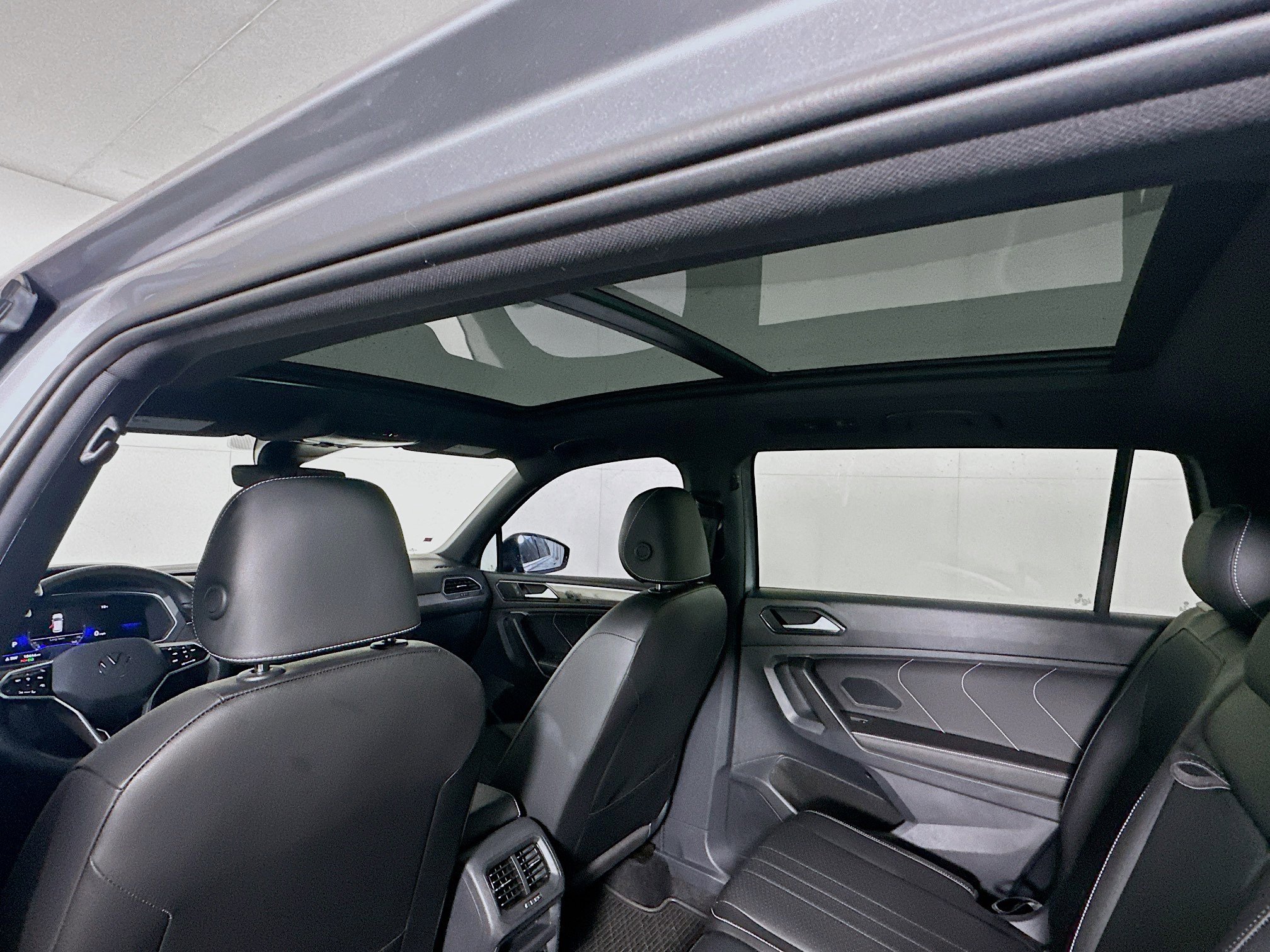 Used 2023 Volkswagen Tiguan SE R-Line FWD image 26