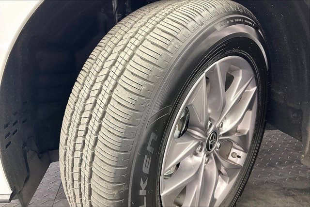 Used 2025 Toyota Sienna XLE image 34