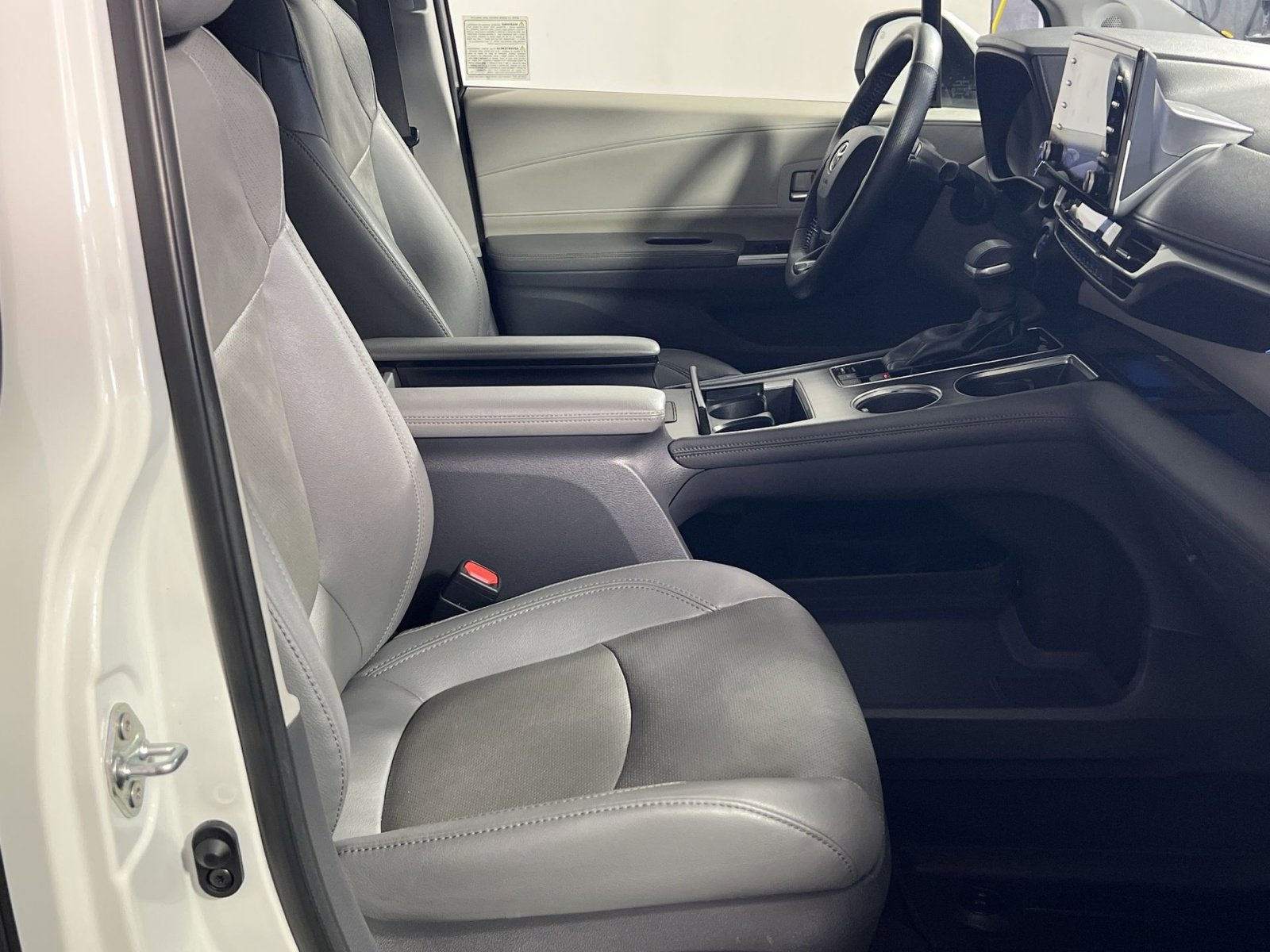 Used 2021 Toyota Sienna Limited FWD image 30