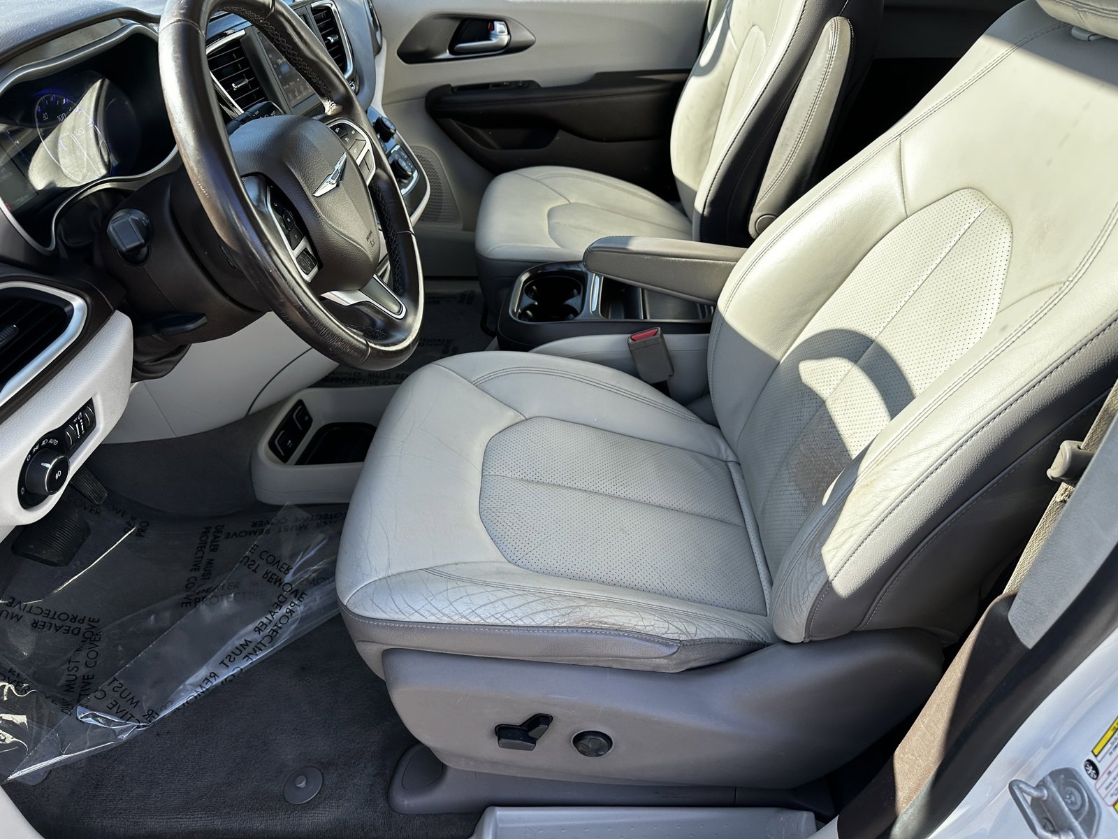 Used 2018 Chrysler Pacifica Touring-L image 9