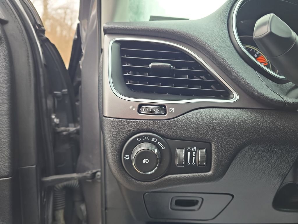 Used 2019 Jeep Cherokee Latitude Plus w/ Cold Weather Group image 14