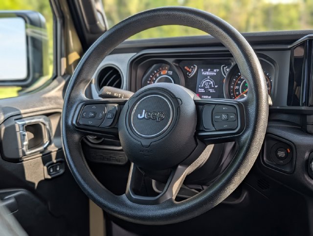 Used 2025 Jeep Wrangler Sport AWD/4WD image 13