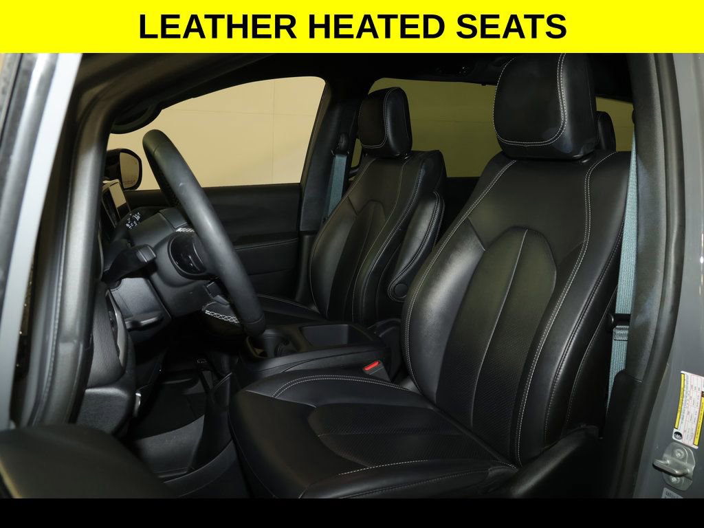Used 2025 Chrysler Pacifica Select FWD image 3