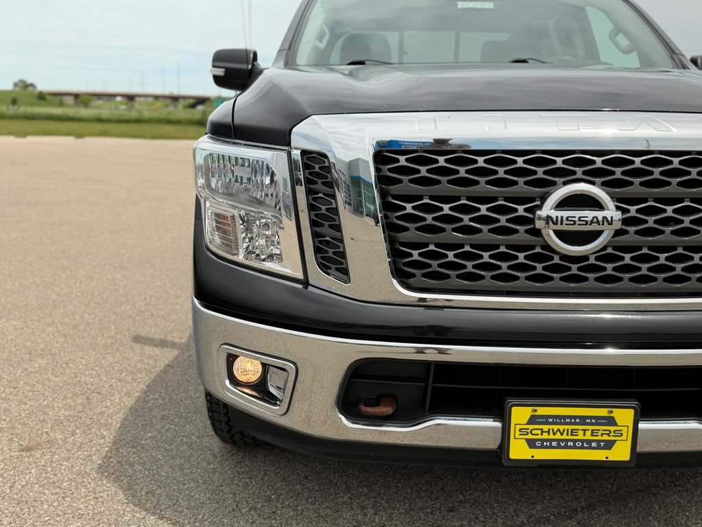 Used 2018 Nissan Titan SV AWD/4WD image 4